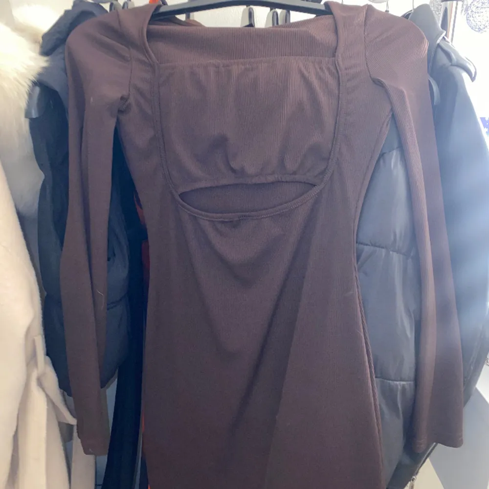Säljer denna bruna klänning från shein🤎 använd 1-2 gånger🤎. Klänningar.