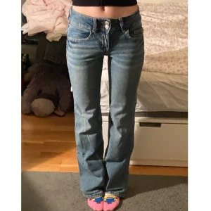 Jeans - Snygga midrise bootcut jeans. Nästan oanvända.  Midjemåttet är 32 cm rakt över och innerbenslängden är 78 cm.💕