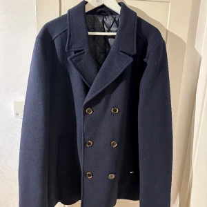 Skepparkavaj Hampton Republic **jättefin** - Hej.  Säljer en jättefin skepparkavaj.  Mörkblå rejäl och fodrad. Halvkort modell.   Väldigt sparsamt använd och i kanonskick! Storlek: Large. 