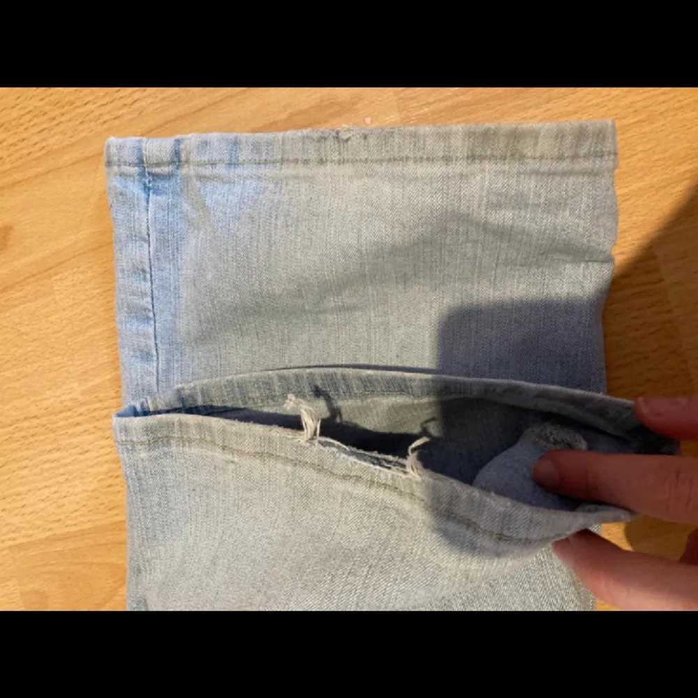 Ljusblå vintage bootcut jeans från Versace. Låg midja. Se defekt på sista bilden💘. Jeans & Byxor.