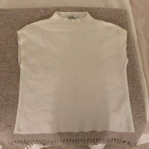 En jätte fin vit stickad tröja från Na-Kd, köptes i somras och är använd få tal gånger💞köptes för 299kr, säljer pga att jag inte har nån användning för den längre❣️