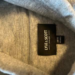Lyle&Scott ljusgrå hoodie stl 14/15 år 280 kr   I fint skick, ursprungligen från Kid’s Brand Store 