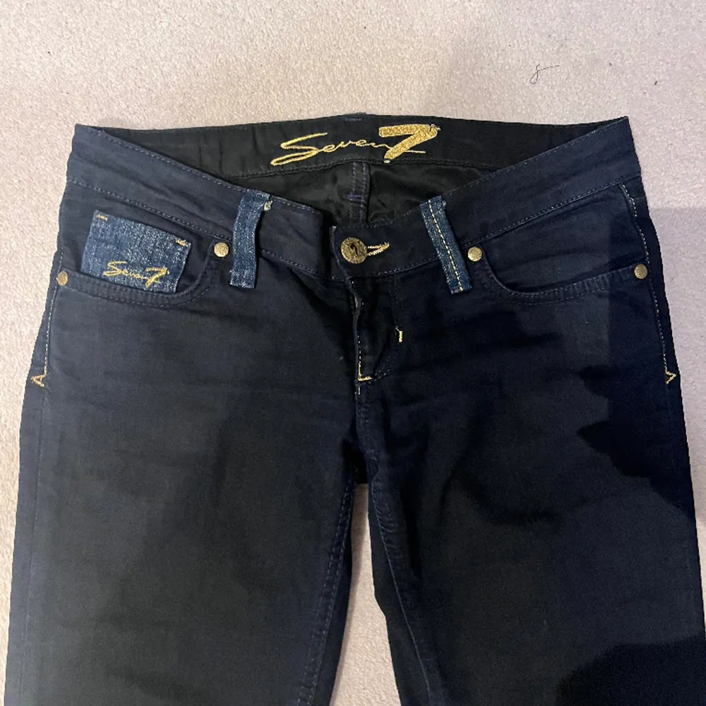 Jätte snygga lågmidjade jeans från seven 7. Köpta på Plick men säljer pågrund av att de var för små. Köpta för 650 kr. Sitter bra i längden på mig som är 167 (Första bilden är lånad). Jeans & Byxor.