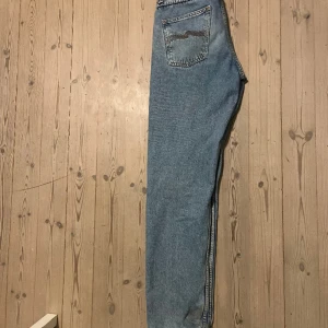 Nudie jeans 32/34 - Dett är ett par Nudie jeans som jag har vuxit ur. Modell Rad rufus. De är köpta ca 1 år sedan. Jeansen är lite fransiga vid byxslutet mem annars är de faktist felfria. Jeansen är sparsamt använda