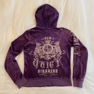 Juicy couture hoodie - En ascool och mysig zip-hoodie från Juicy couture. Den är köpt second hand så är förmodligen original y2k, då den har ett superhäftigt tryck på baksidan och längst ena armen! Det står att den är storlek L men skulle snarare säga att den är i S. 
