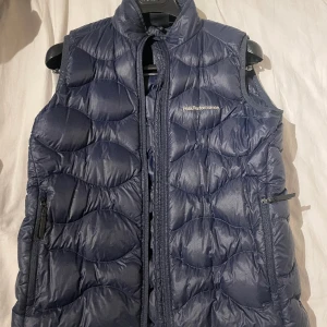Peak performance  - En väst som är använd ca 2 ggr, inprincip helt ny! Blå väst som är i storlek 160 men som för mig i S.  Jag säljer den för jag använder den aldrig, skriv för fler frågor💞💞