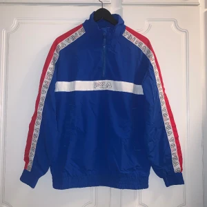 Fila anorak, size XS - Fila anorak i storlek XS, fint skick utan något slitage. Du får den nytvättad, såklart. Finns att hämta i Tallkrogen, Enskede. Annars kan jag posta, du står för frakten :) mvh Maria 