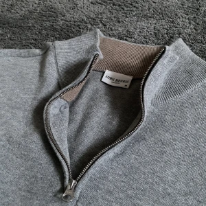 John Henric tröja - Säljer en sjukt snygg John Henric tröja i storlek L. Grymt skick 8,5/10. Är 184 och väger 75 på bilden hör jätte gärna av er vid fler frågor😁