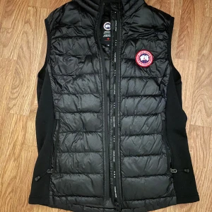 Canada goose väst - Äkta Canada goose västa storlek S, nyskick finns inga repor, passar mig inte längre. Finns tyvärr inget kvitto men finns äkthetsbevis på västen (sista bilden) Pris går även att diskuteras vid snabbförsäljning