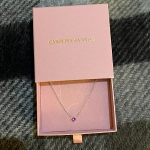 Carolina Gynning smycke  - Superfint halsband från Carolina Gynning. Aldrig använt ✨💞💞 nypris 1495kr, säljer för 800kr💸
