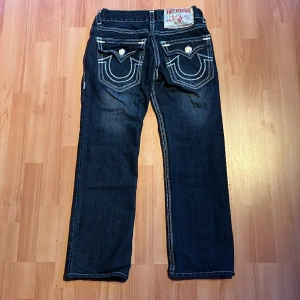 Feta True religion jeans - Kokfeta trueys fatstitch double stitch straight fit🤤🤤säljer cause dont fit me💯🐊pris går diskuteras🙏‼️saknar knapp på ena fickan sadly😞💔KÖPARE STÅR FÖR FRAKT‼️