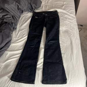 Hej intressekoll på mina Diesel jeans då det är lite små,storlek 23 men passar nästan mig som har storlek 25,pris kan diskuteras och det är köpta för 1800