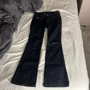 Hej intressekoll på mina Diesel jeans då det är lite små,storlek 23 men passar nästan mig som har storlek 25,pris kan diskuteras och det är köpta för 1800