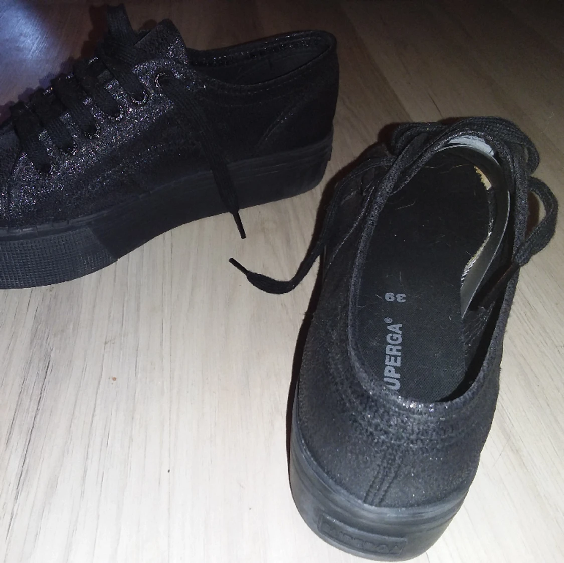 Svartglittriga platåskor från superga (nya) - 91