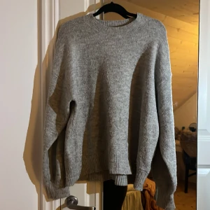 Grå stickadtröja  - Denna kommer inte heller till användning, använd fåtal gånger så är ändå i bra skick.