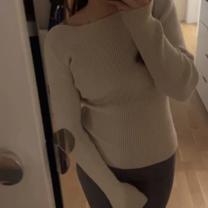 Tröja - Jätte fin beige tröja ifrån kapphal, använd men syns knappt! Går att ha på axlarna med. Storlek Xs💞💞