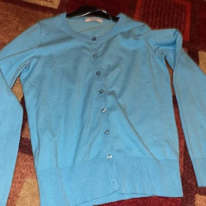 Kofta  - En jättemysig kofta i väldigt fin färg turkos som är helt ny och inte kommer till användning 