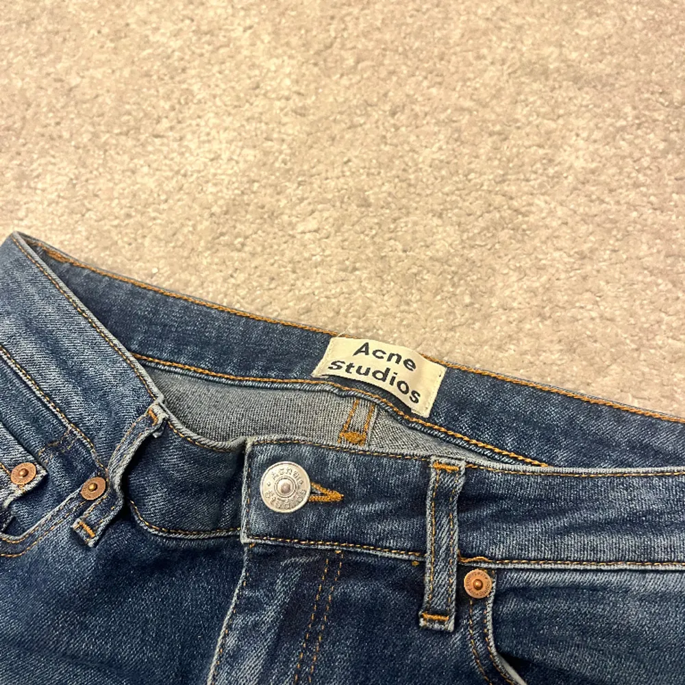  säljer ett par super fina jeans som tyvärr inte kommit till användning längre de Är i ett super fint skick💖. Jeans & Byxor.