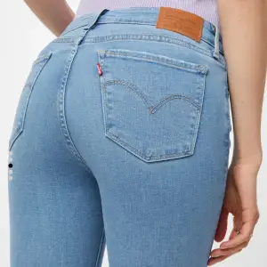 Levi’s jeans modell 711 skinny  Knappt använd!  Storlek 25  Nypris 1359kr 