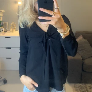 Blus  - En svart blus 