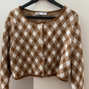 Stickad kofta - Stickad rutig kofta i perfekt skick. Endast använd en gång.