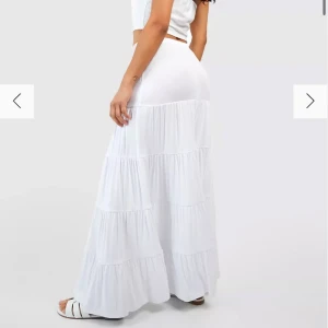 Långkjol - vit volangkjol. Lång ner till fötterna. Har storlek S och passar i längden på mig som är ungefär 165🩷från booho köpt för 549! Nästan helt slutsåld