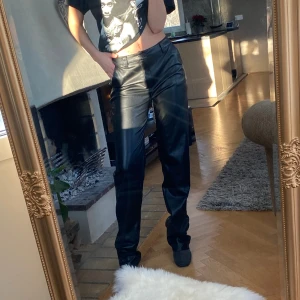 Långa PU pants - PU pants tall från Asos design! Så fina och extremt långa, till och med för mig som är 178!!💕strl 38