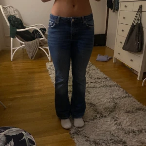 Jeanse🫶🏻 - Hej jag säljer ett par jeanse för Gina, tyvärr kommer dom inte till användning så ja säljer dom inga defekter, jag är 158 och dom är bra på mig!🫶🏻 low Waits och bootcut 