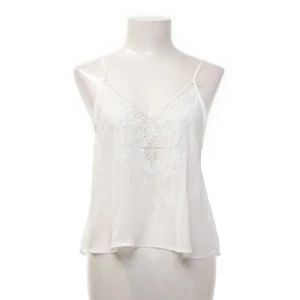 Vitt linne - För sött linne! Lite genomskinligt dock, men super snyggt! Köpt från Sellpy, men den går inte till användning tyvärr. 