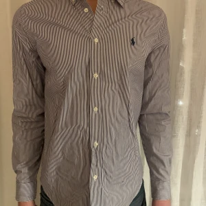 Ralph Lauren skjorta - Modellen på bilden är 180 cm lång och väger 70 kg