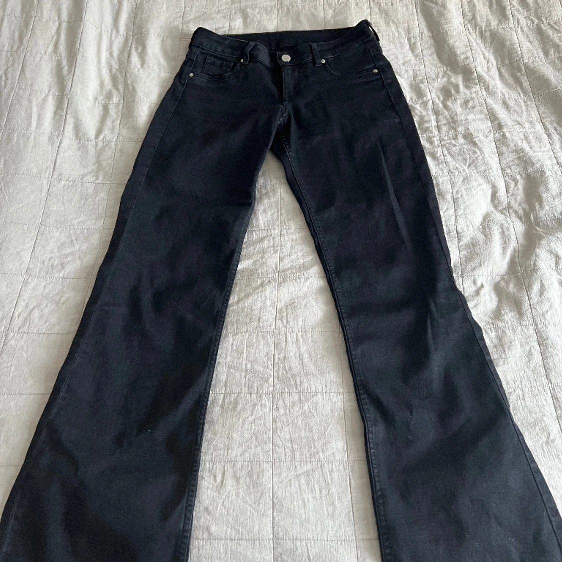 Svarta lowwaist botcut jeans