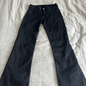 Svarta lowwaist botcut jeans - Från hm använd kanske 10 gånger 🤍 Storlek 36 Kontakta mig först ej köp nu👍🏻