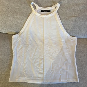 Vitt basic linne  - Vitt basic linne från bikbok, går att klä upp till ett fest linne💕 Storlek L men är liten i storleken 