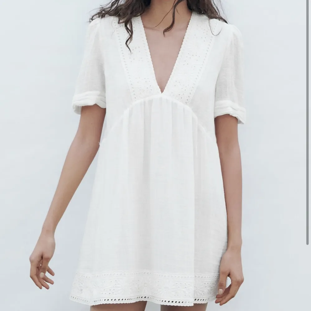 Säljer denna så fina vita klänningen i linne från Zara, den är i sparsamt skick då den knappt är använd 💗. Klänningar.
