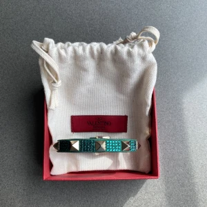 Valentino armband  - Knappt använt Valentino armband i fint skick. Dustbag och kartong följer med💕Priset kan diskuteras!
