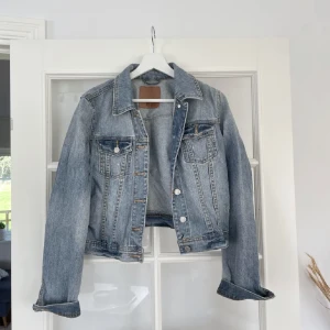 Jeansjackor - Jättefina jeansjackor i bra skick. Inte alls välanvända, dom är som nya. De kostar 120krst.