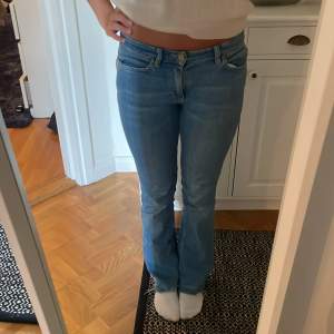Säljer dessa Såå snygga low waist jeans från MIH jeans! Storlek 25 som motsvarar storlek 34 ungefär! Perfekt längd på mig som 165!