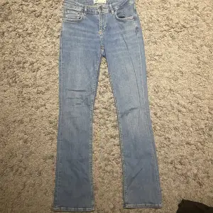 Lågmidjade/Bootcut jeans från zara använda 1 gång 