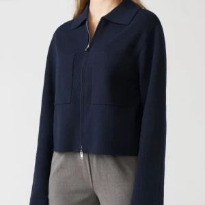 Marinblå jacka/kofta från Åhléns - Säljer denna populära jackan/koftan från Åhléns i marinblå. Bara o skriva för egna bilder. Använd ett fåtal gånger och är därmed i nyskick, köptes för 599kr. Säljer för bra bud. 