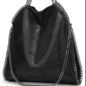 Väska - Jätte fin väska utan skador, fläckar m.m . Enkelt att ta med sig och fin på. Passar iprincip till allt🫶🏻  Jag står för frakten där utöver priset