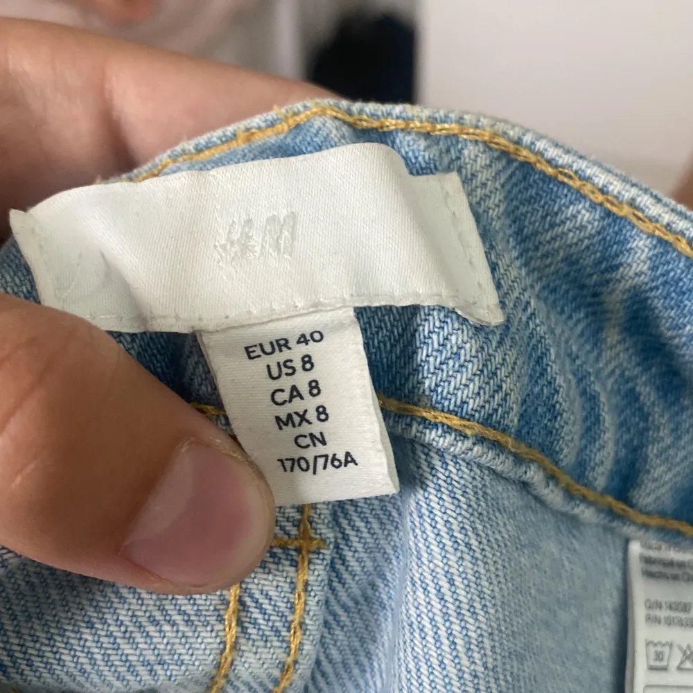 EXTREMT fina straight split byxor från H&M dem funkar på många grejer! Dem är helt oanvända helt nya😍 Men tyvärr är dem lite för stora på mig🙈 Jag köpte dem för 400kr men säljer för mindre!!. Jeans & Byxor.