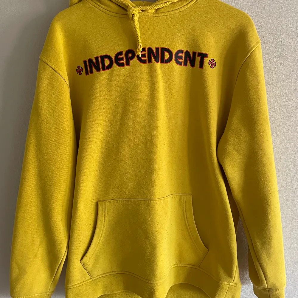 Söljer nu min Independent hoodie då det inte är riktigt min stil längre, sparsamt använd och inga skador eller fläckar. Den köptes ny av mig så bara en ägare. Den har riktigt fet backprint.. Tröjor & Koftor.