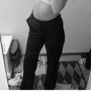 Kostymbyxor  - Svarta kostymbyxor en fläck på det men man ser inte de när man ha på sig dem, från Gina, små i storleken 