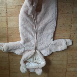 Rosa overall storlek 56 från hm - En rosa overall med öron i storlek 56, från hm. Använd men i nyskick! 