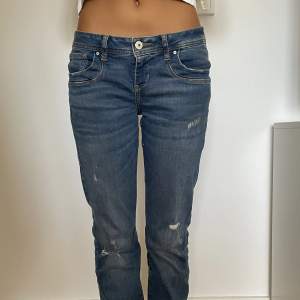 Snygga Bootcut jeans från det kända märket LTB! Dom är i modellen valerie💗Dom jeansen är väldigt populära och Stockholmstil! I storlek 38 men passar även bra som 36💗Dom är i färgen SAFE-BLUE