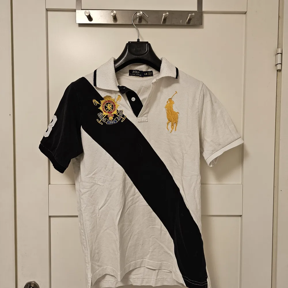 Klassisk polotröja i vitt/svart. T-shirts.