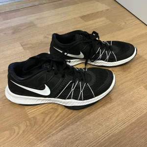 Nike skor - Säljer dessa Nike träningsskorna som endast används som inneskor och ser och är därför väldigt fräscha ut. Det är storlek 41 och säljer för dem blivit för små. Dem kan upplevas lite mindre i storleken.
