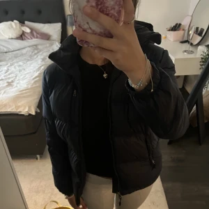 Polo jacka - Jacka från polo Ralph lauren strl L i barn (14-16 år). Polo märket har försvunnit som ska sitta på framsidan, använt skick. Är 165 som referens ❤️