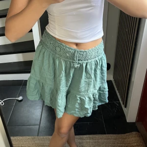 Volangkjol - Supersöt volangkjol som aldrig är använd💕