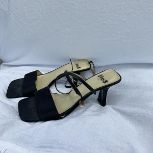 Vintage klackskor  - Vintage klackskor. ”Resårbanden” på spännena är något slitna men funkar, i övrigt gott skick. Det står ingen storlek i dom men skulle säga att dom passar 37-38. 